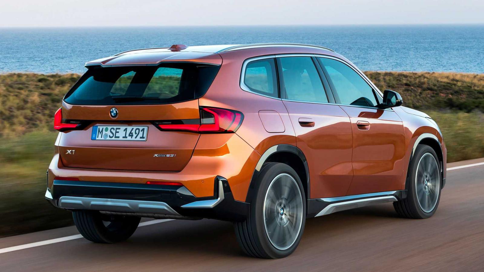 Η νέα BMW X1 θα είναι διαθέσιμη στη Γερμανία από τον Οκτώβρη του 2022 και έναν μήνα αργότερα θα ακολουθήσει και η ηλεκτρική iΧ1 με τις τιμές της να ξε